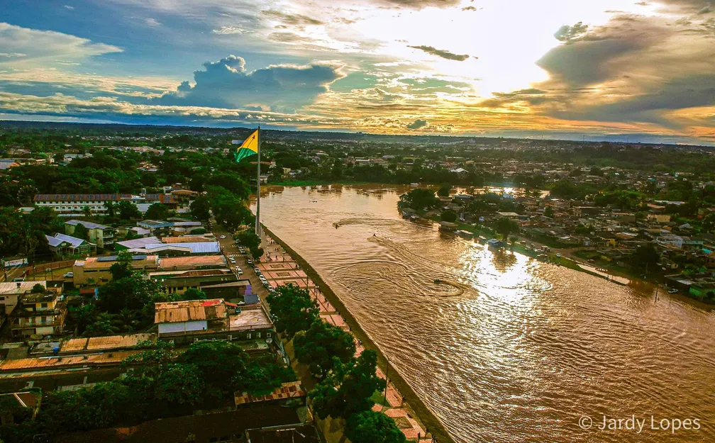 Rio cercado por floresta no Acre